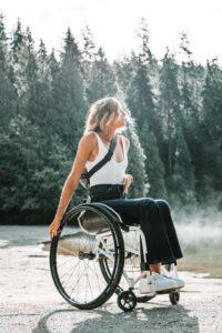 Frau in Rollstuhl