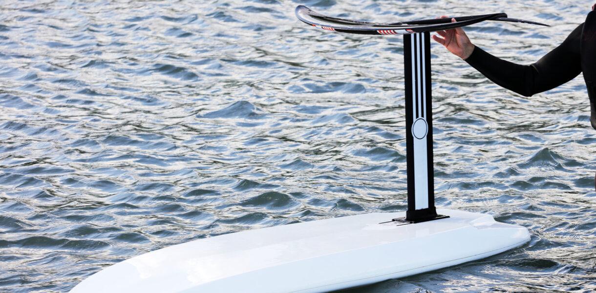E Surfboard, oder Foilboard im Wasser, umgedreht mit Kiel nach oben.