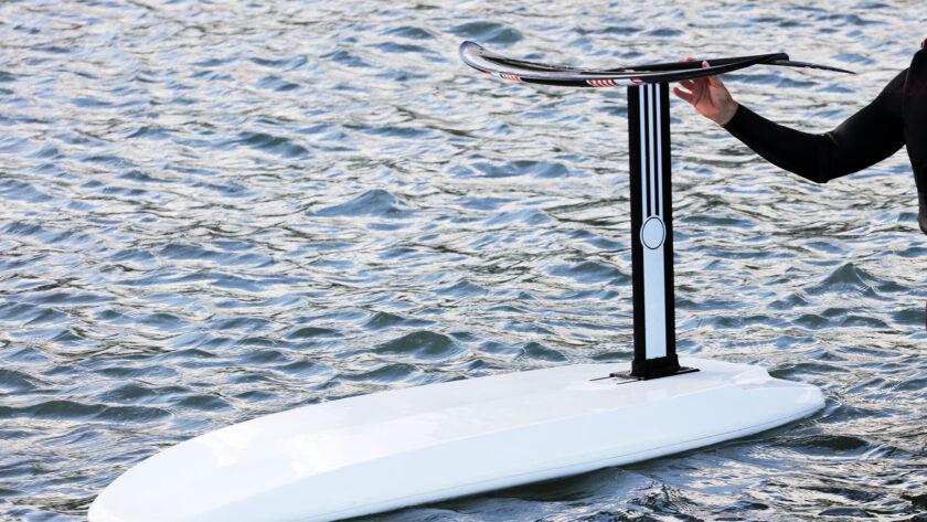 E Surfboard, oder Foilboard im Wasser, umgedreht mit Kiel nach oben.