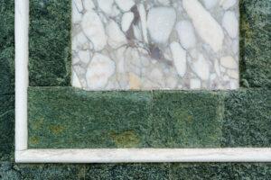 Verkleidung aus grünem und weißem Marmor – Dekoration aus Naturstein, Granit. 