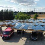Carport auf Parkplatz mit Solardach