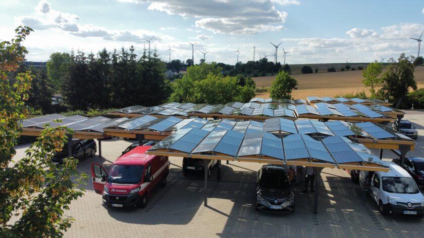 Carport auf Parkplatz mit Solardach